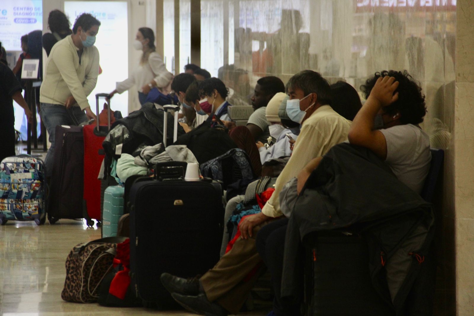 Se retrasan 21 vuelos en el aeropuerto de Cancún: VIDEO