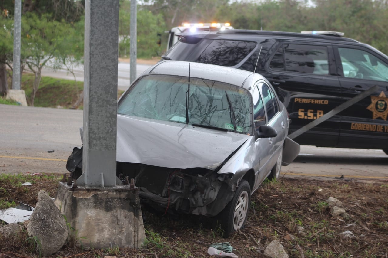 Conductor choca contra camión de 'Va y Ven'; intenta huir y se estrella con un poste en Mérida
