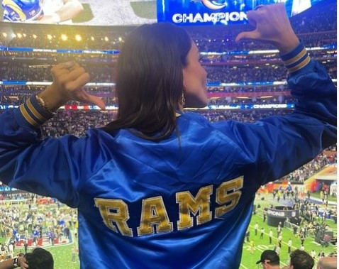 Eiza González demostró su apoyo por los Rams. Foto: Instagram @eizagonzalez