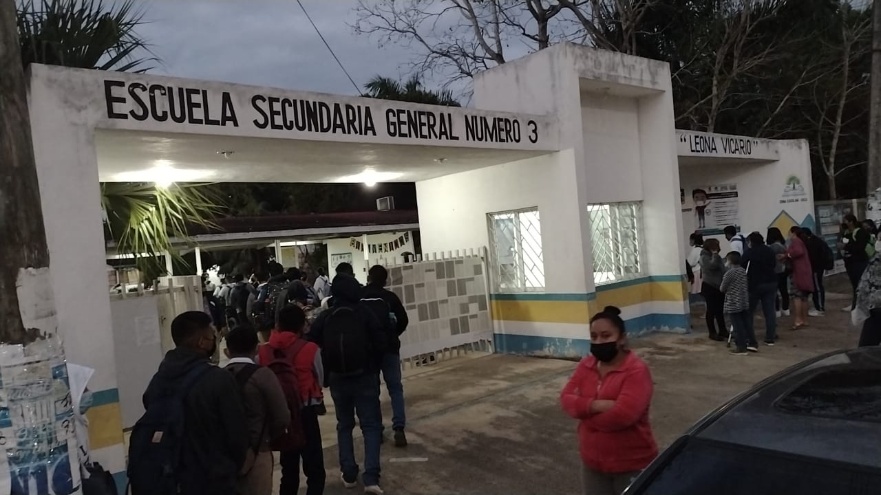 Los alumnos en Carrillo Puerto hicieron filas para el ingreso a los planteles educativos en la Zona Maya de Quintana Roo