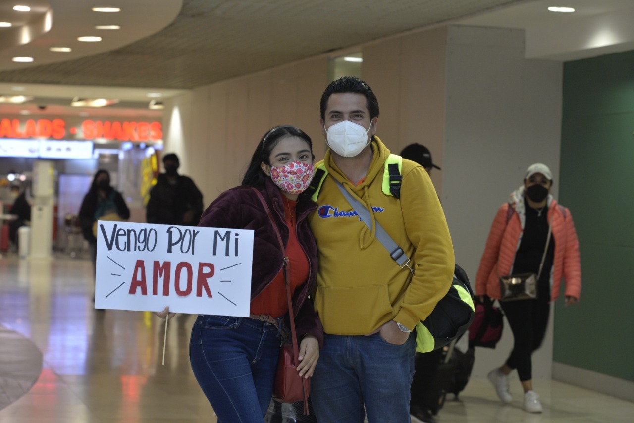 San Valentín: Cupido reencuentra a pareja en el aeropuerto de Mérida