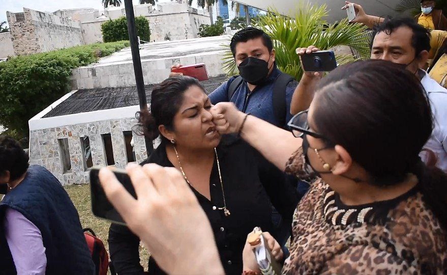 La escalinata del Congreso de Campeche fue el escenario donde dos mujeres se agarraron a golpes