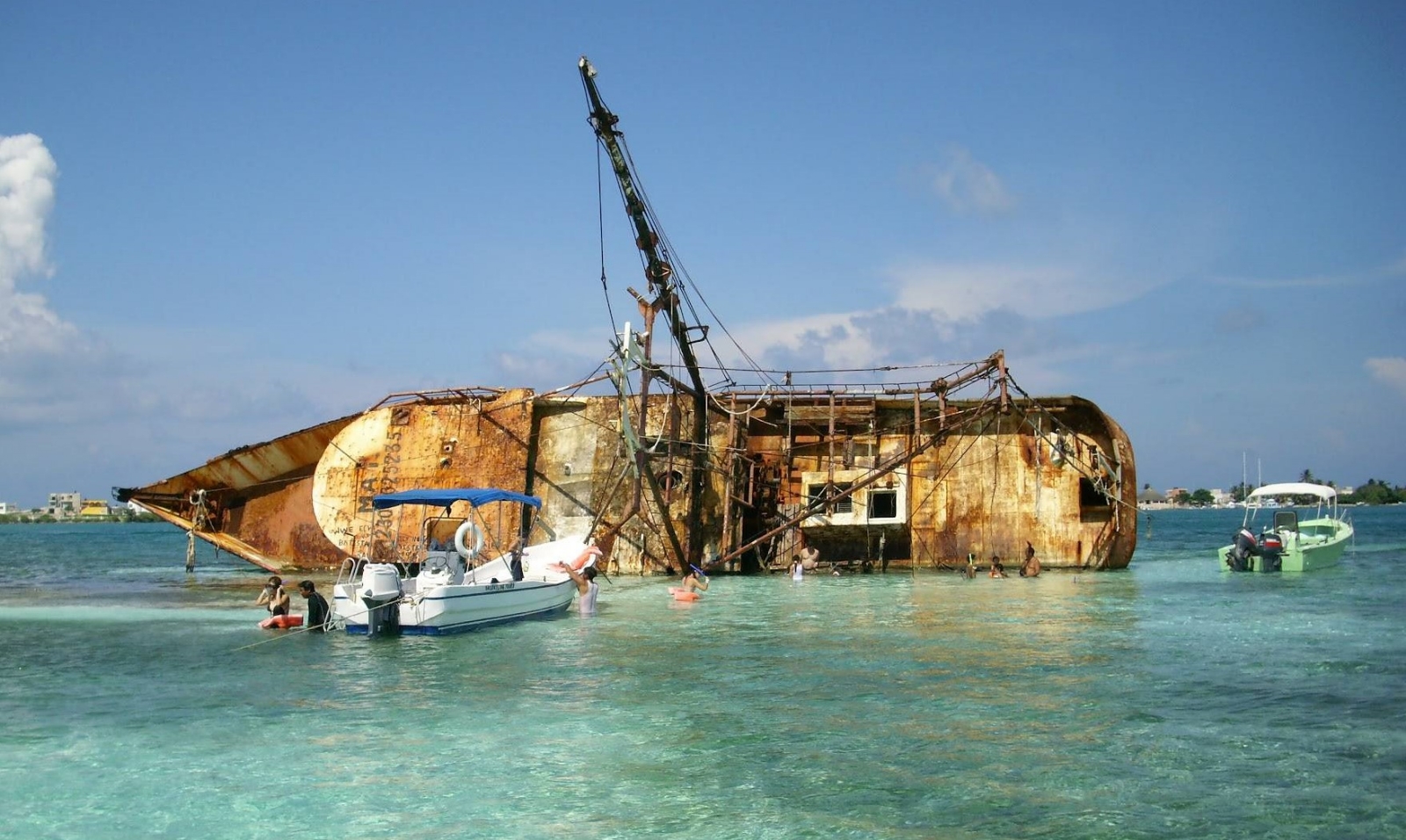 Planean retirar barcos encallados desde 1988 en Isla Mujeres