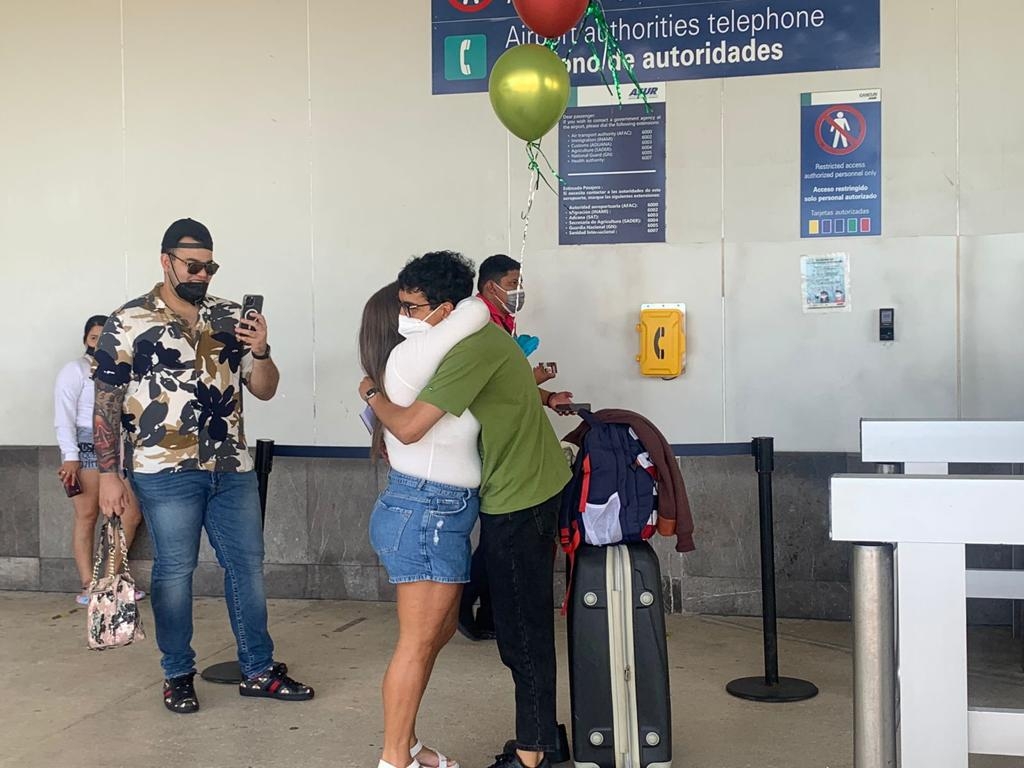 Con globos y un abrazo, la mujer originaria de Caracas dio la bienvenida a su hijo en el aeropuerto de Cancún