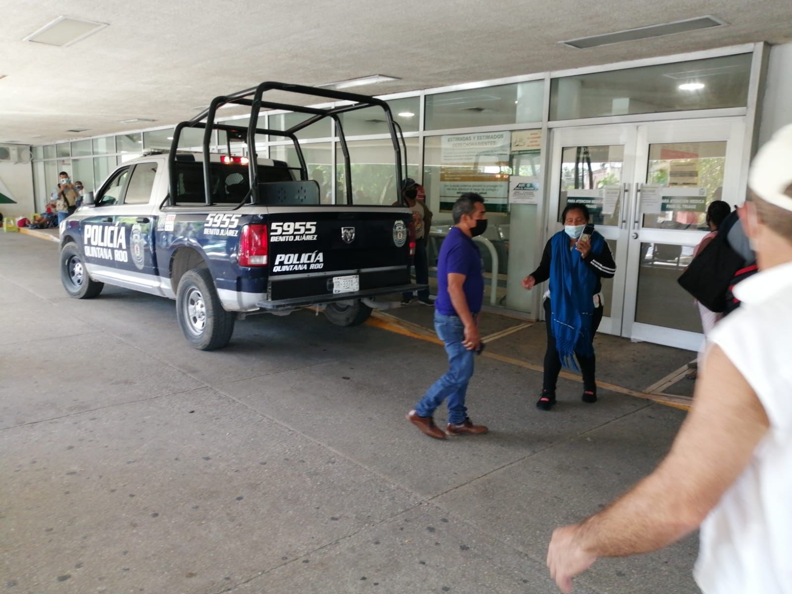El hombre ingresó al área de urgencias de la Clínica número 17 del IMSS en Cancún, tras ser baleado