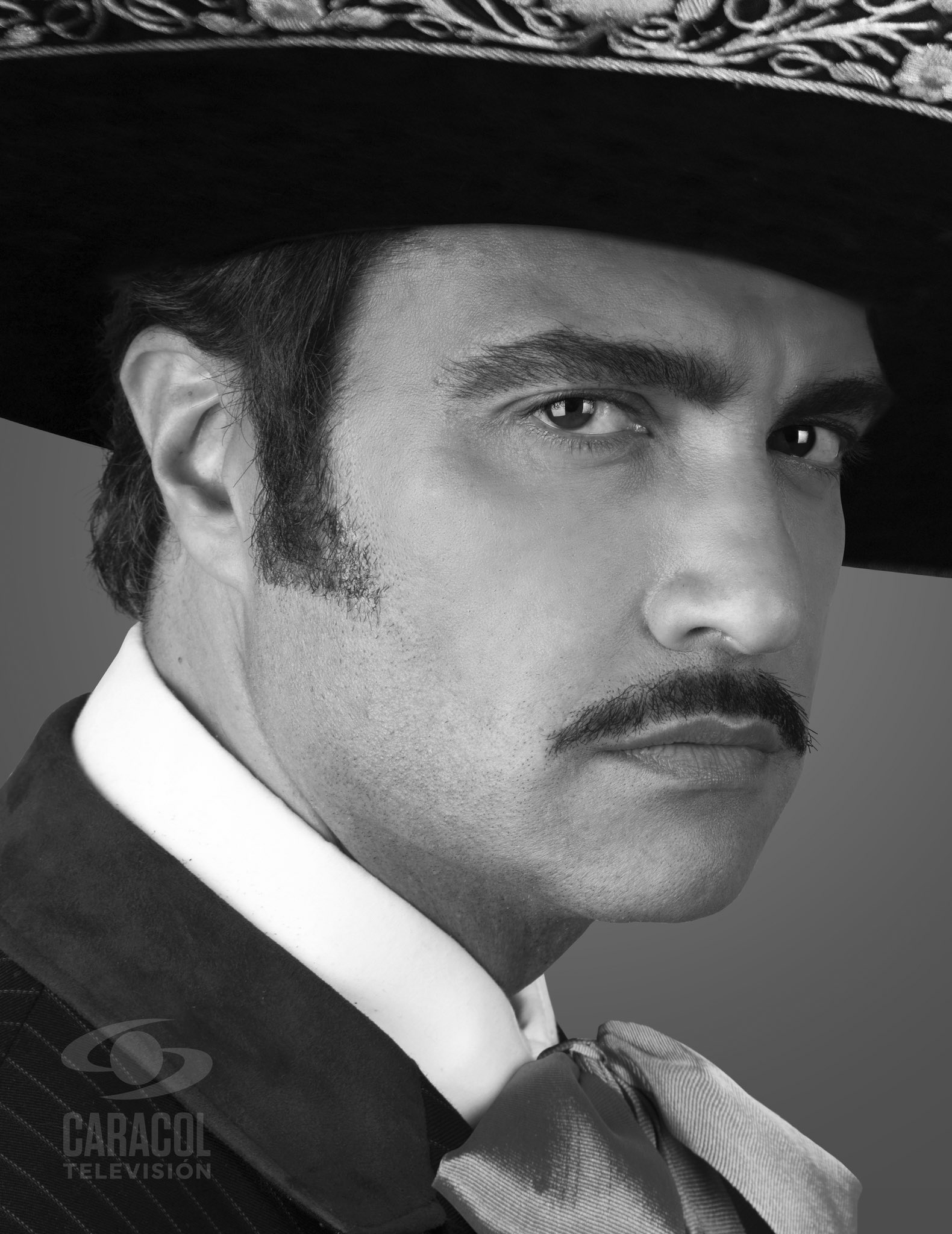 En el video se muestra al actor mexicano interpretando el tema “Ojalá que te vaya bonito”
