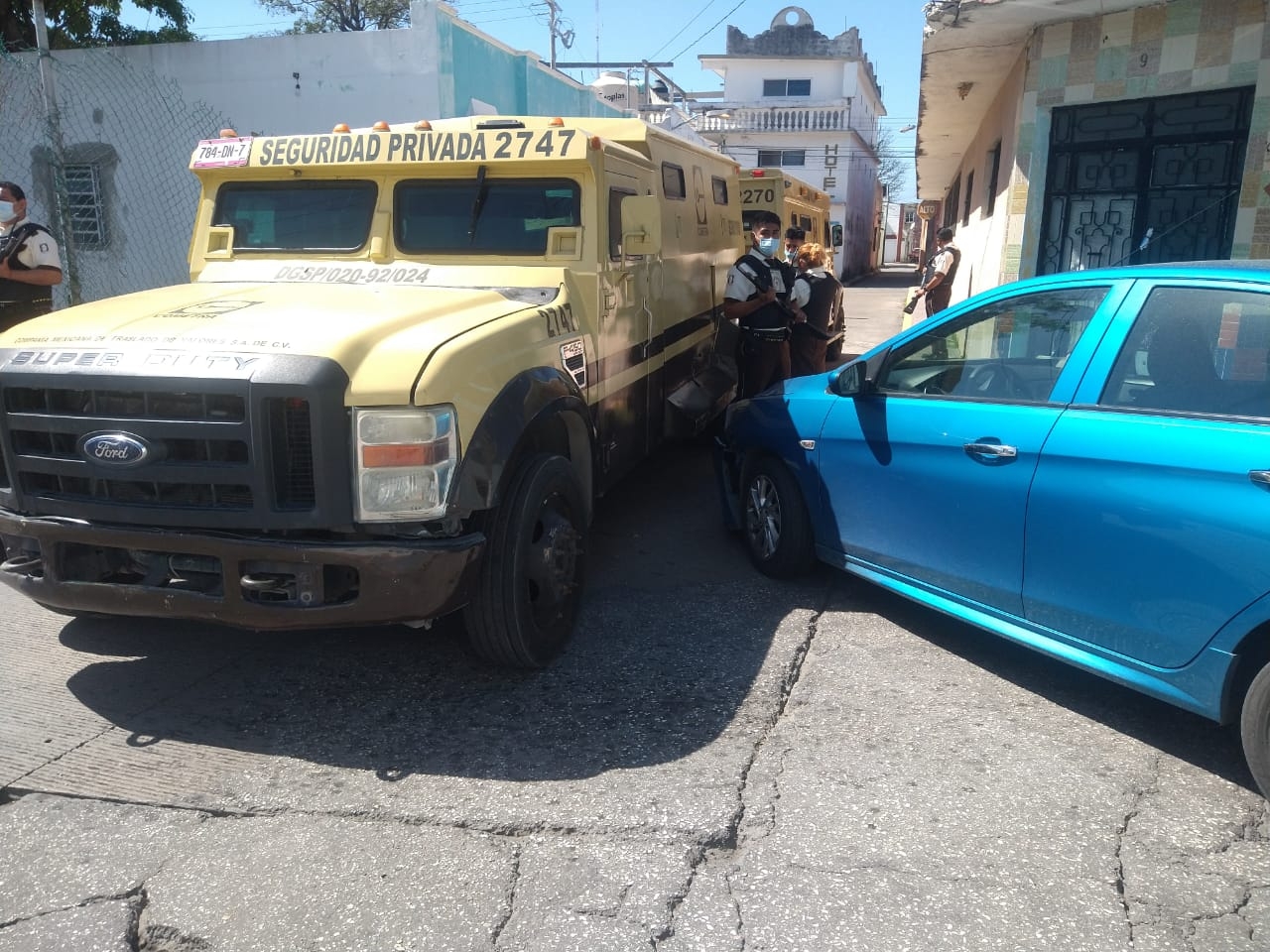 Accidentes viales en Ciudad del Carmen: Conductor choca contra un camión de Cometra