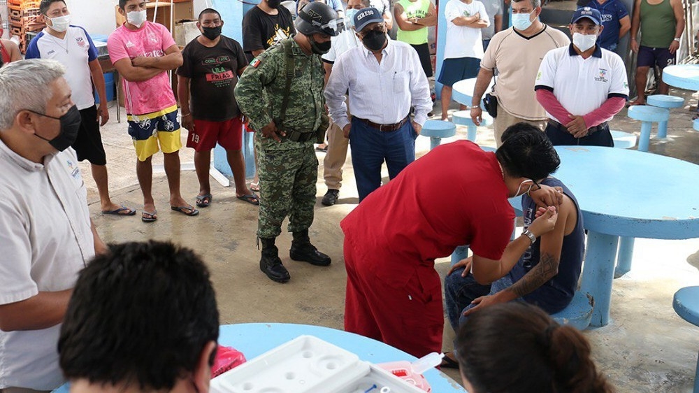 Aplican dosis de refuerzo en el cereso de Mérida; Guardia Nacional llega como apoyo