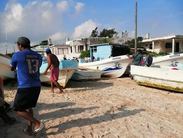 ‘Gringos’ reclaman a pescadores de Chicxulub por supuesta invasión de propiedad