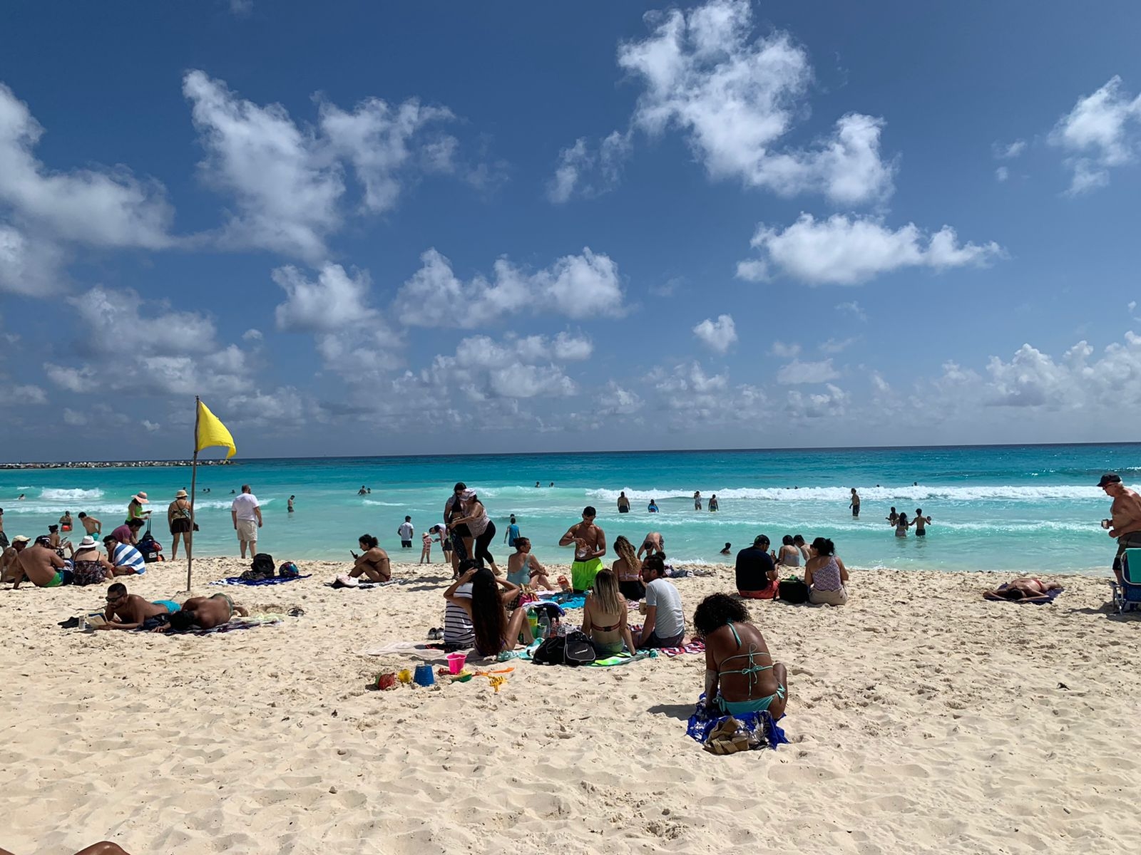 Algunas zonas de Playa Gaviota Azul en Cancún lucieron con turistas descansando en la área blanca del destino turístico