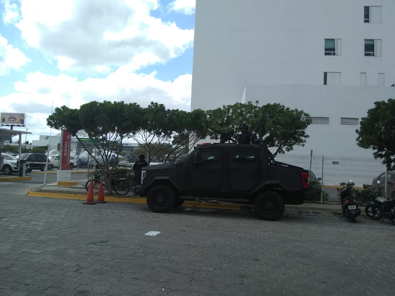 Hospital de Mérida continúa custodiado tras recibir a líder criminal de QRoo: VIDEO