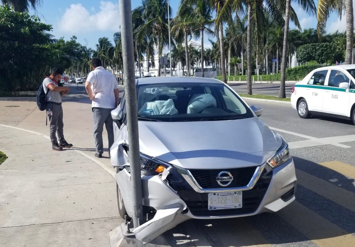 El chofer tuvo golpes menores, pero no requirió ser trasladado al Hospital General de Cancún