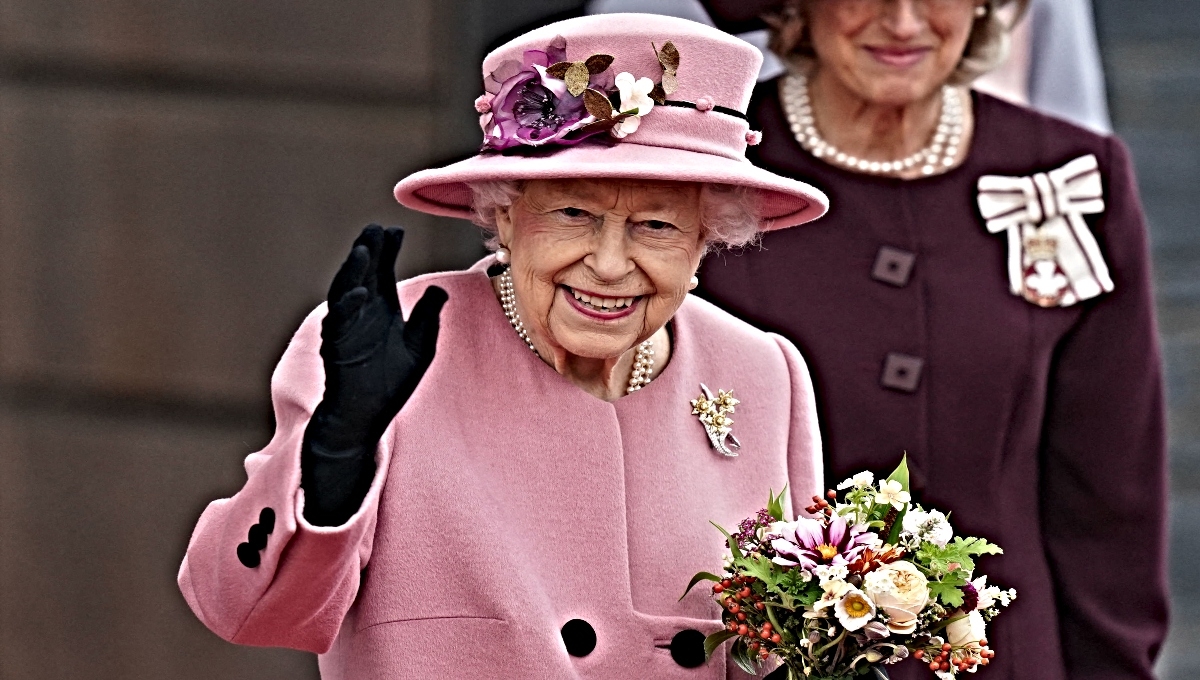 La reina Isabel II reconoce, por primera vez, que tiene problemas de movilidad