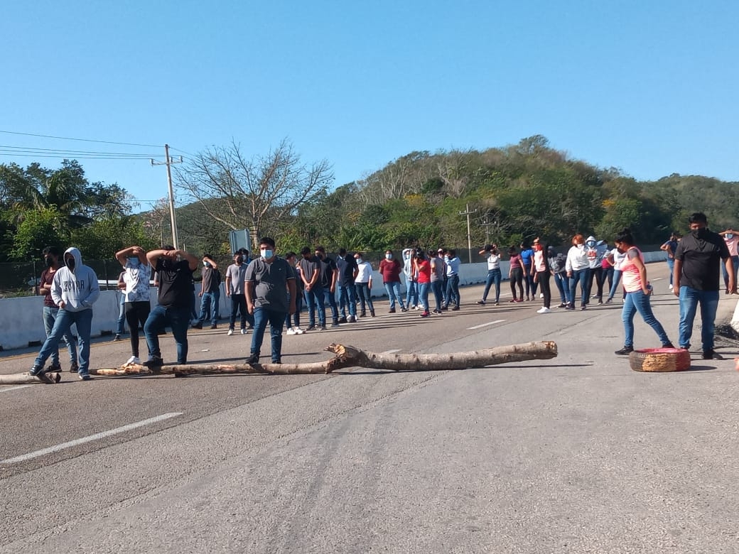 Normalistas de Hecelchakán bloquean carretera Mérida-Campeche