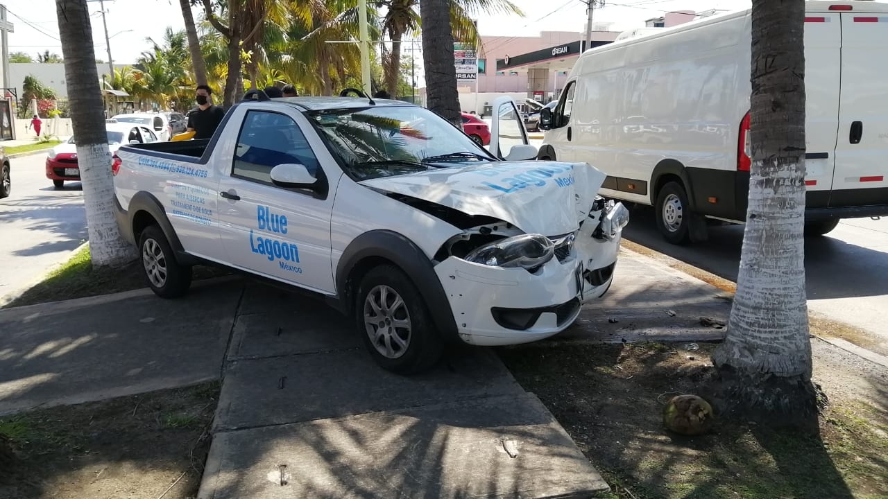 Conductor huye luego de golpear una camioneta en Ciudad del Carmen