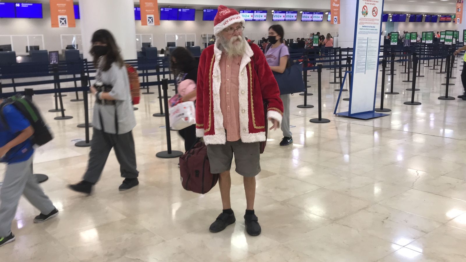 'Santa Noël' indicó en el aeropuerto de Cancún que visita organizaciones y comunidades de bajos recursos para llevar regalos a los niños