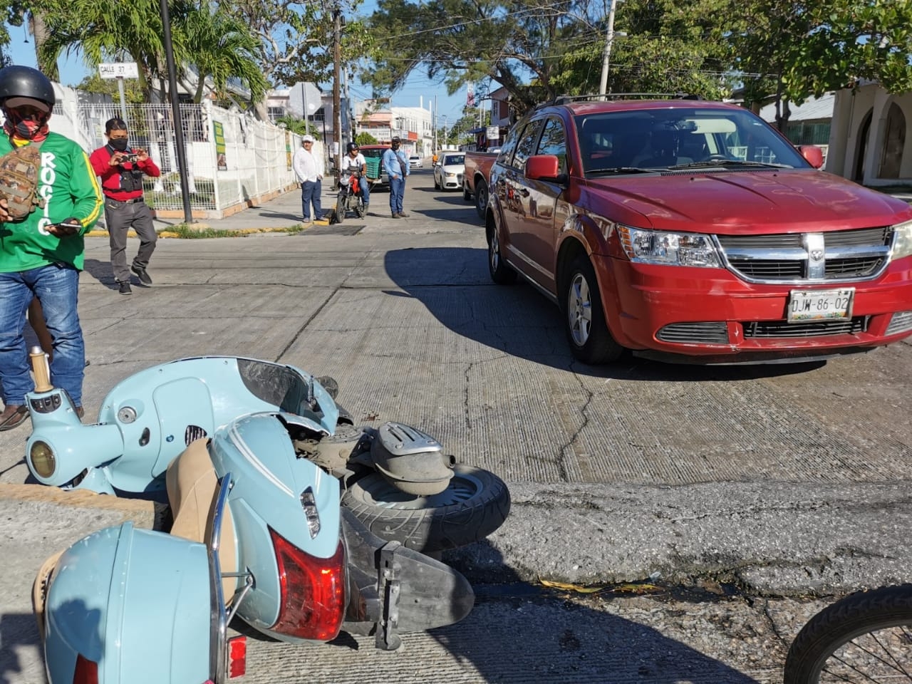 Accidentes en Ciudad del Carmen: Conductor atropella a dos mujeres en moto