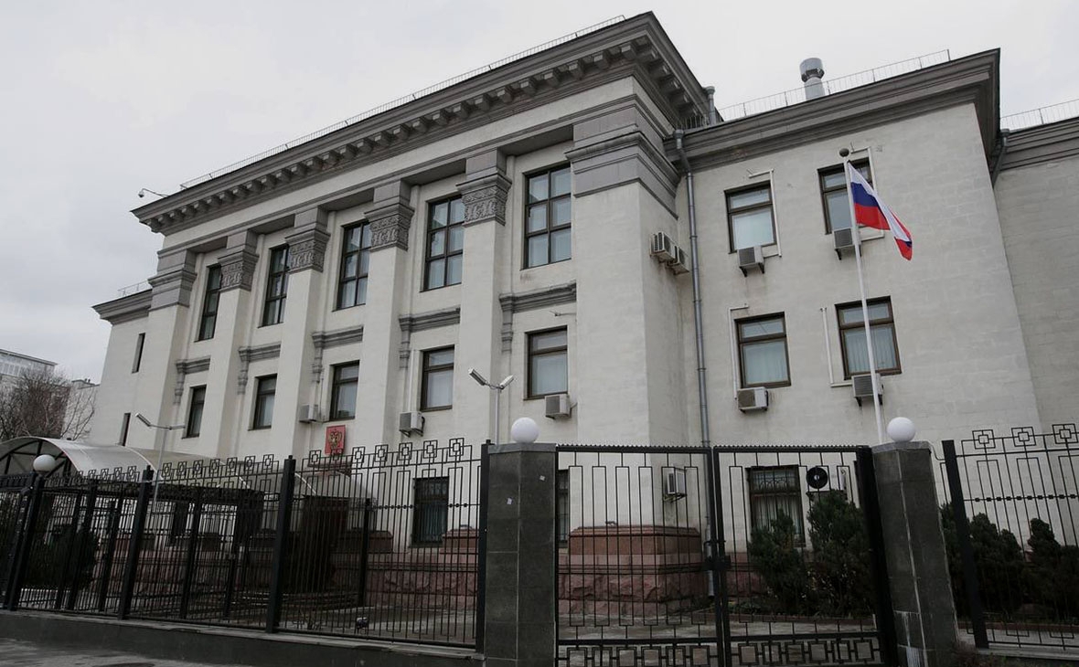 Rusia comienza evacuación de su personal diplomático de Ucrania
