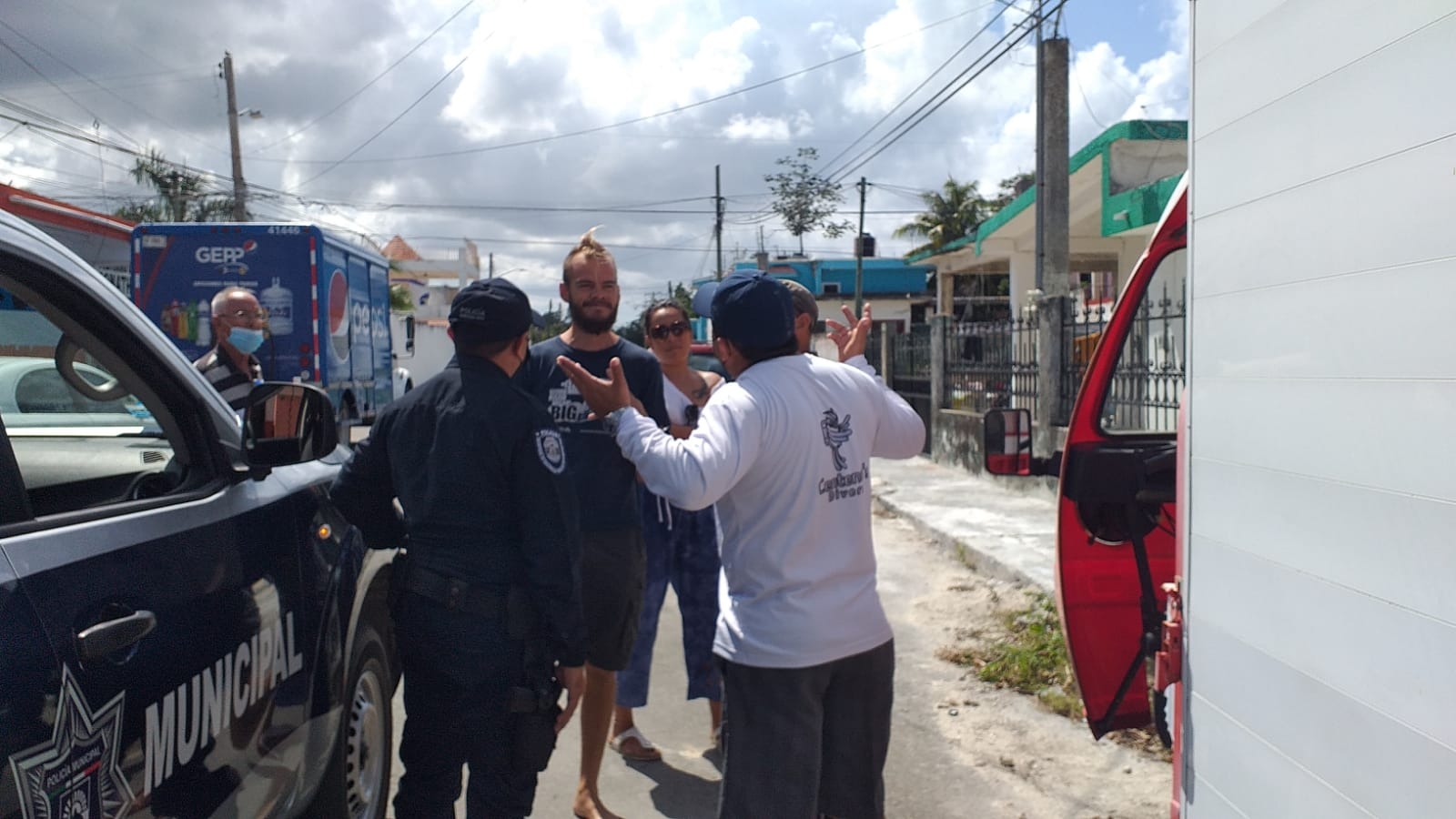 Regidor del Ayuntamiento de Cozumel amenaza a policías por no acatar sus órdenes