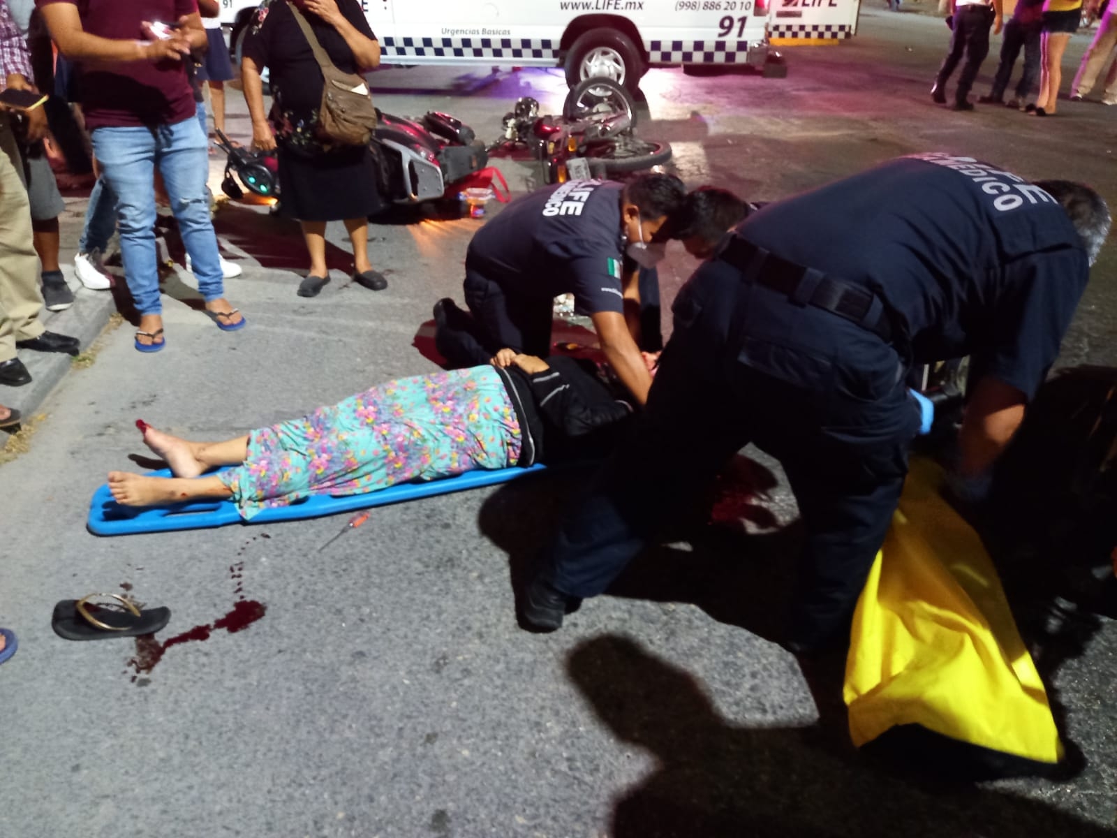 Conductor borracho embiste a mujer motociclista y sufre fractura craneal en Cozumel