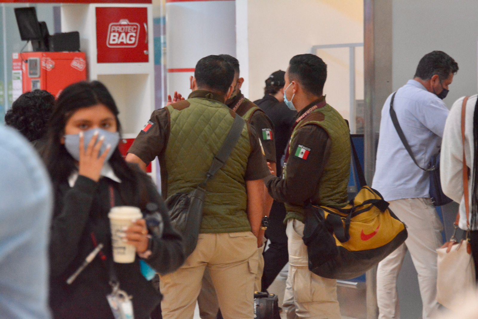 Los agentes tomaron sus lugares dentro del módulo del Instituto Nacional de Migración en el aeropuerto de cancún