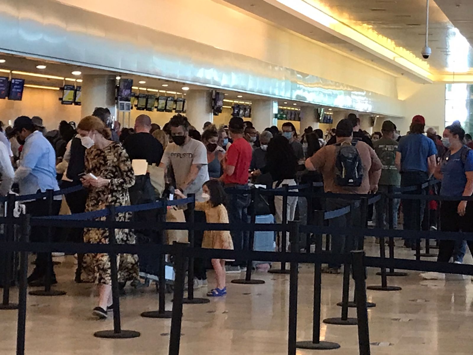 Cae cifra de vuelos: Aeropuerto de Cancún programa 494 este Día de la Bandera