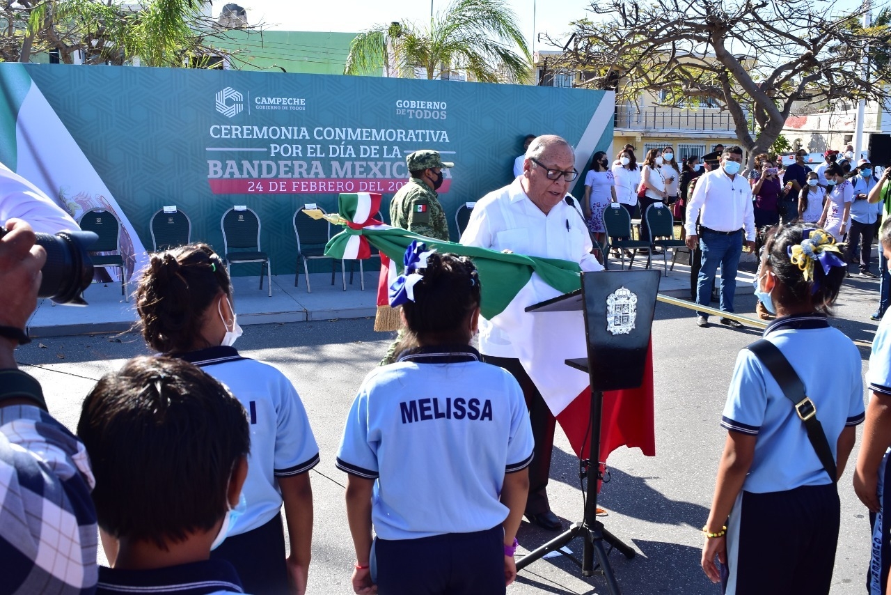 Celebración del Día de la Bandera en Campeche deja ocho niños con insolación