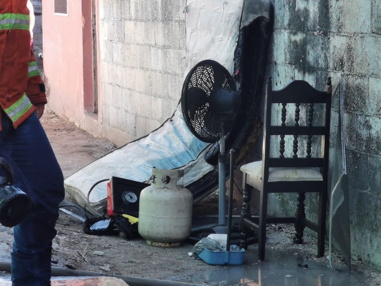Inquilino deja la estufa prendida y ocasiona incendio en Ciudad del Carmen