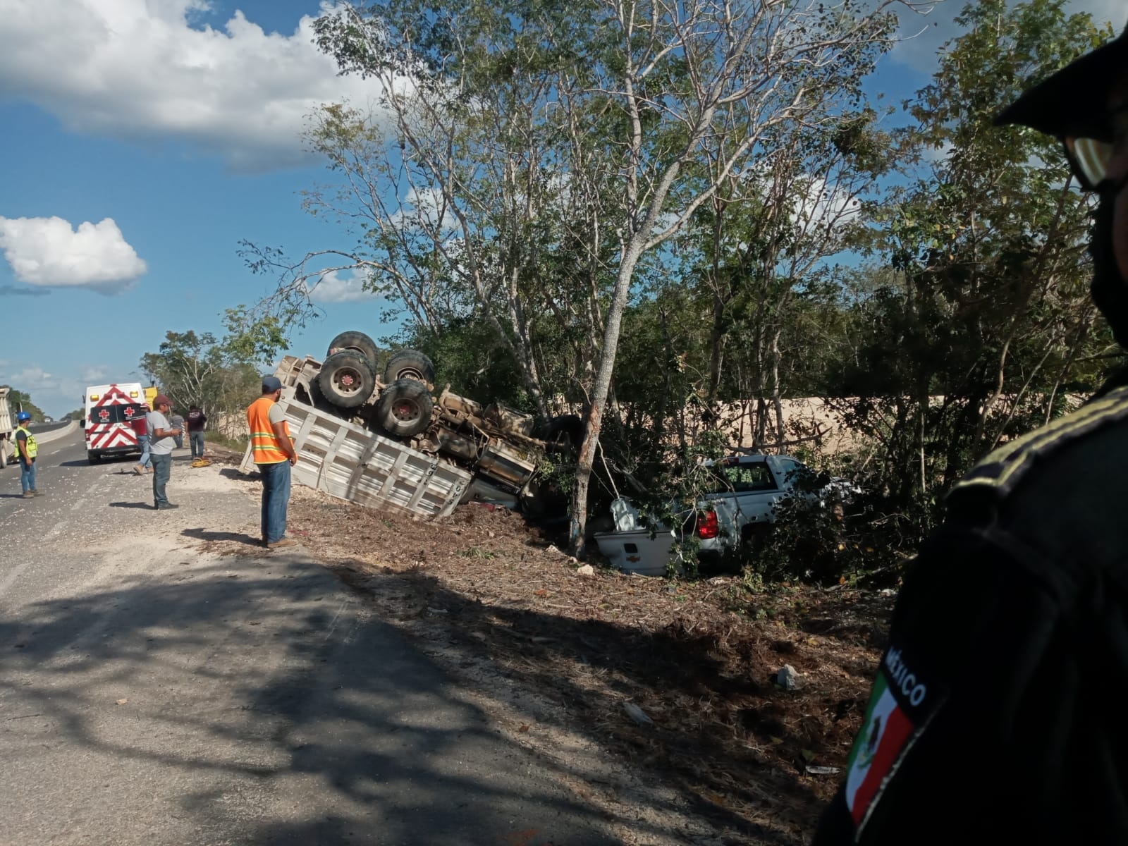 Volquete del Tren Maya choca contra camioneta en la Mérida-Cancún