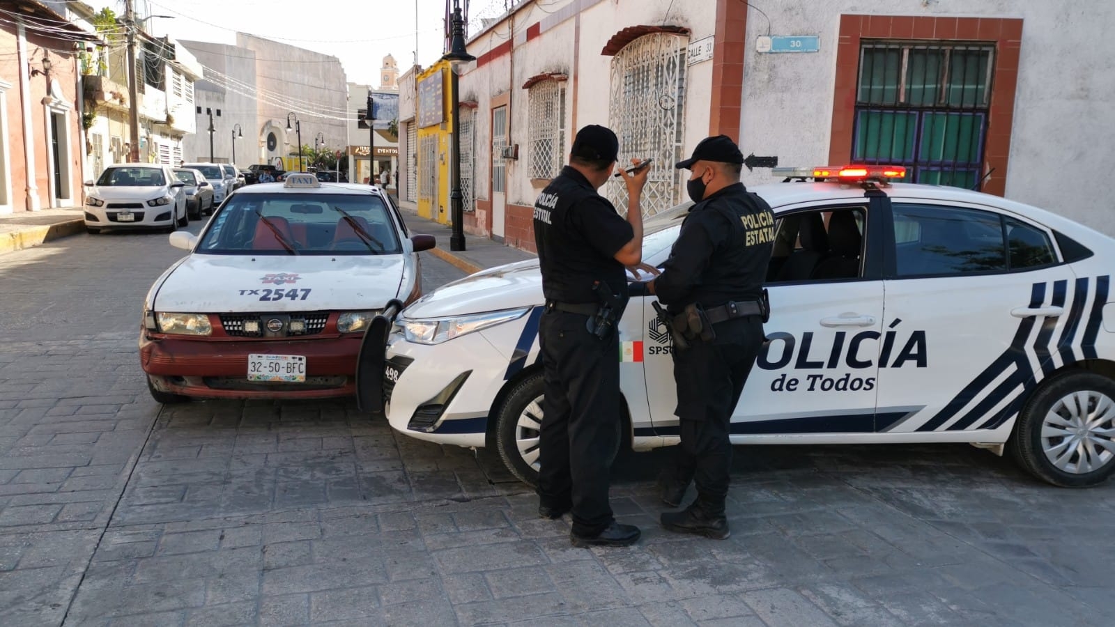 Patrulla golpea a un taxi luego de pasarse un alto en Ciudad del Carmen