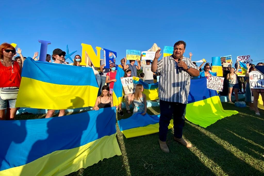 Rusos y Ucranianos protestan en Cancún en contra de la invasión: VIDEO