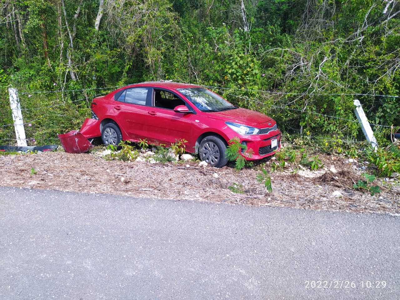 Pareja rusa se accidenta en la carretera Mérida-Cancún