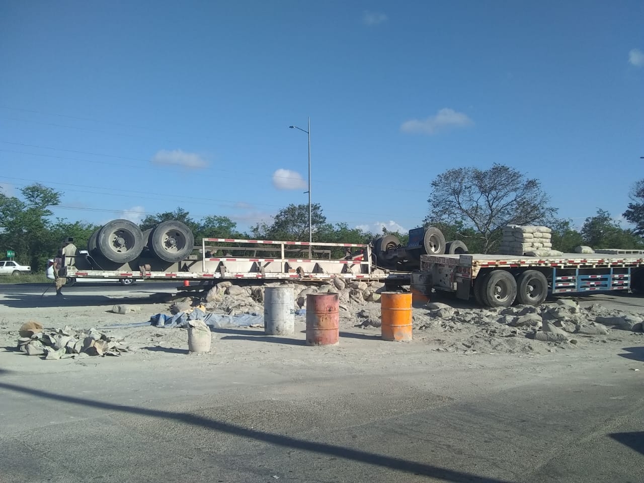 Tráiler pierde cargamento de cemento sobre el Periférico de Mérida