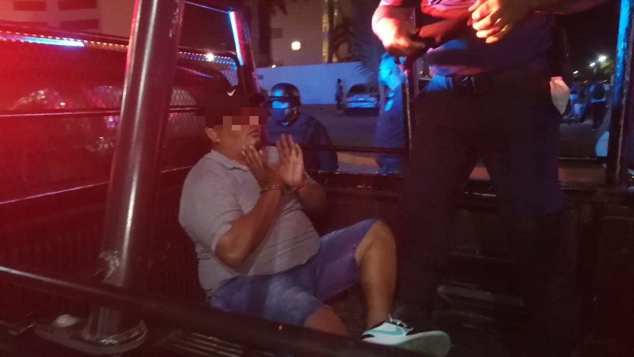 Hombre 'zombie' casi le arranca el dedo a un policía en Ciudad del Carmen