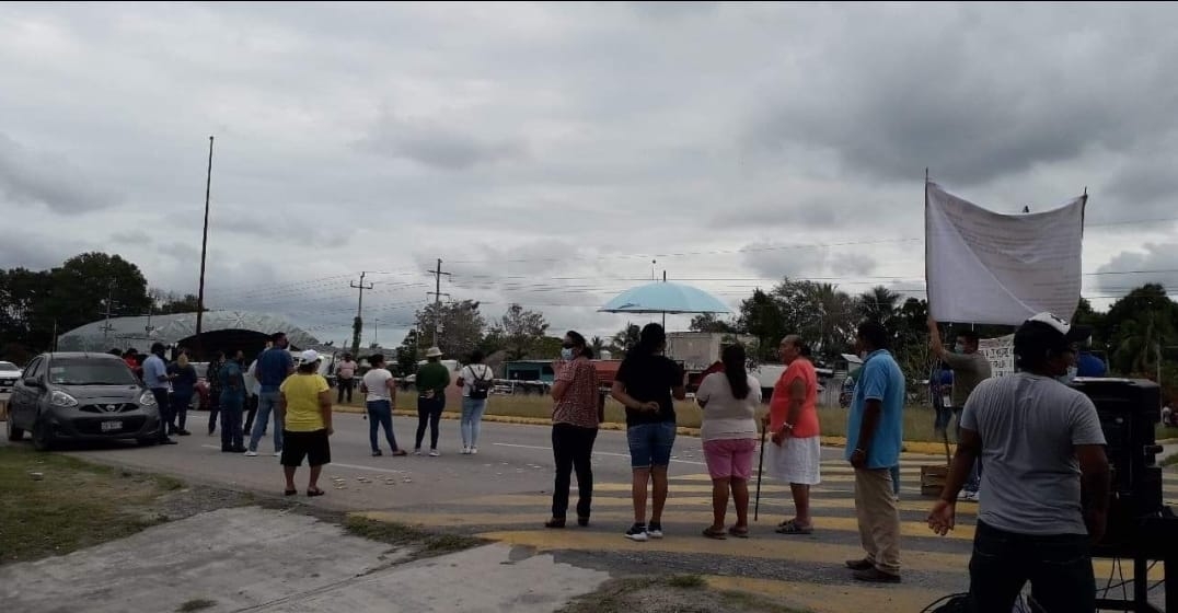 Papás bloquean carretera Chetumal-Cancún; exigen mejoras en telesecundaria