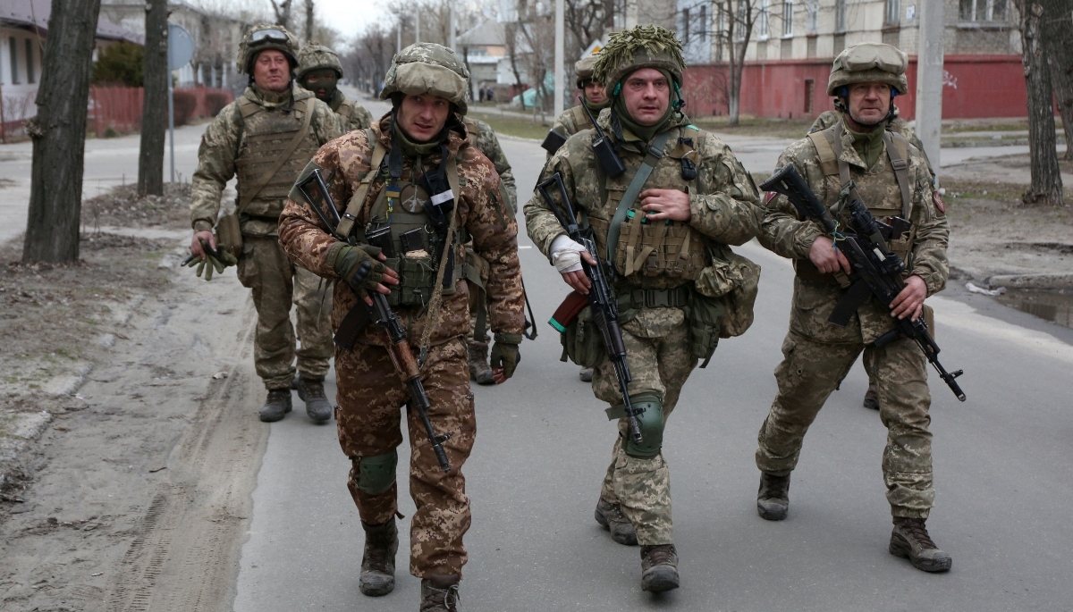 Habitantes de Ucrania reciben curso rápido para manejo de armas en combate contra Rusia