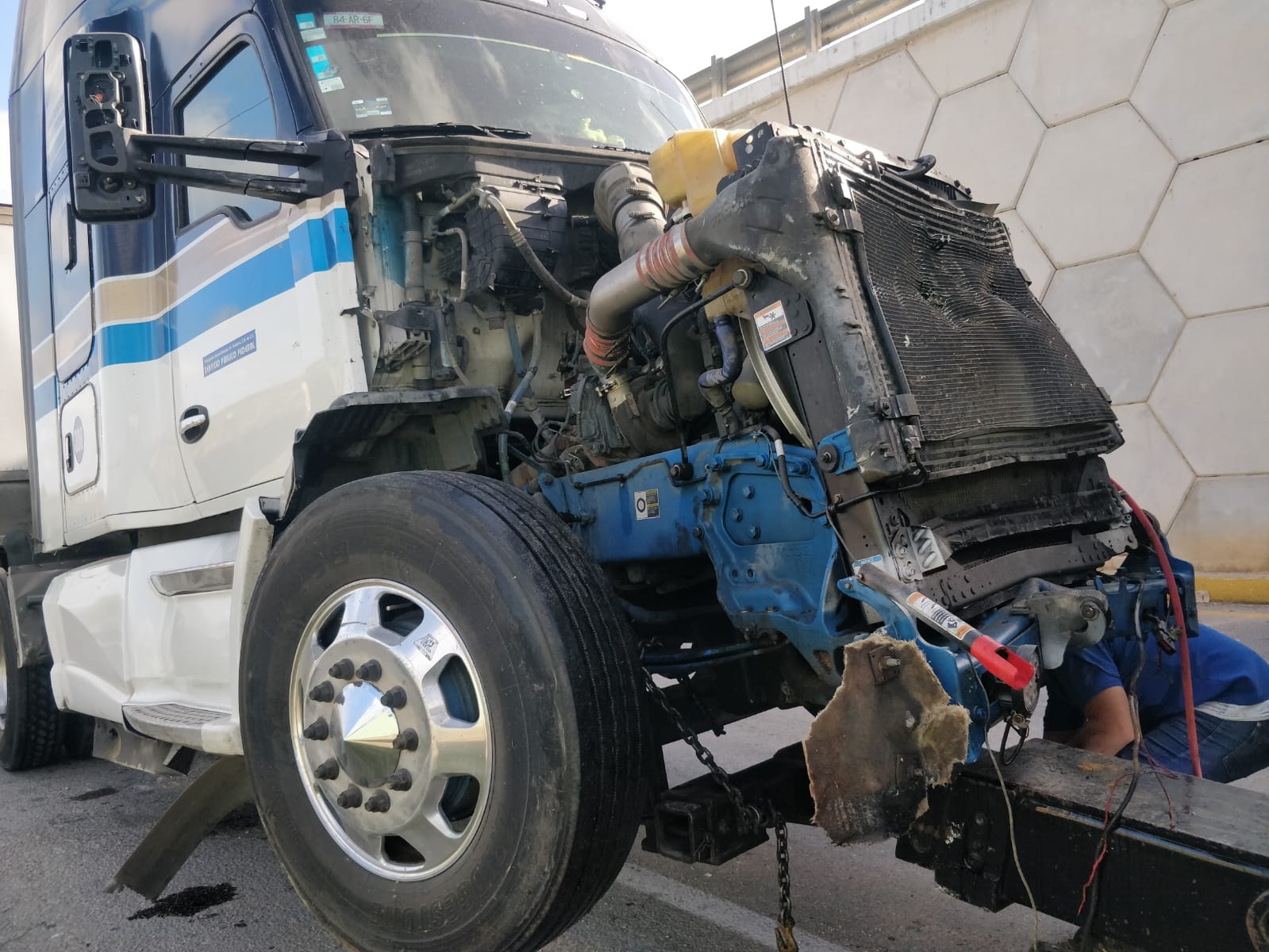 Por no respetar su alto, un tráiler ocasionó un accidente sobre la carretera Campeche-Mérida