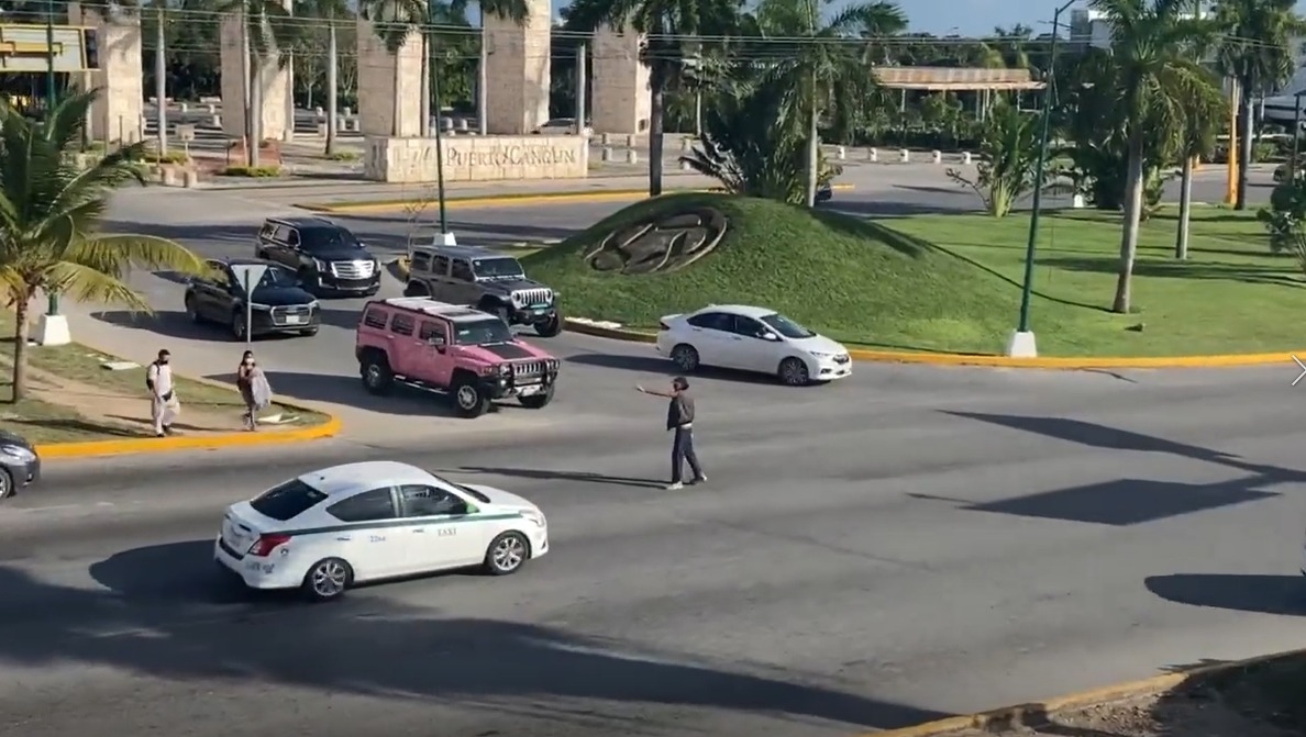 Hombre comienza a dirigir el tráfico a falta de semáforos en Cancún: VIDEOS