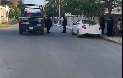 Ejecutan a expolicía a bordo de su vehículo en Tulum