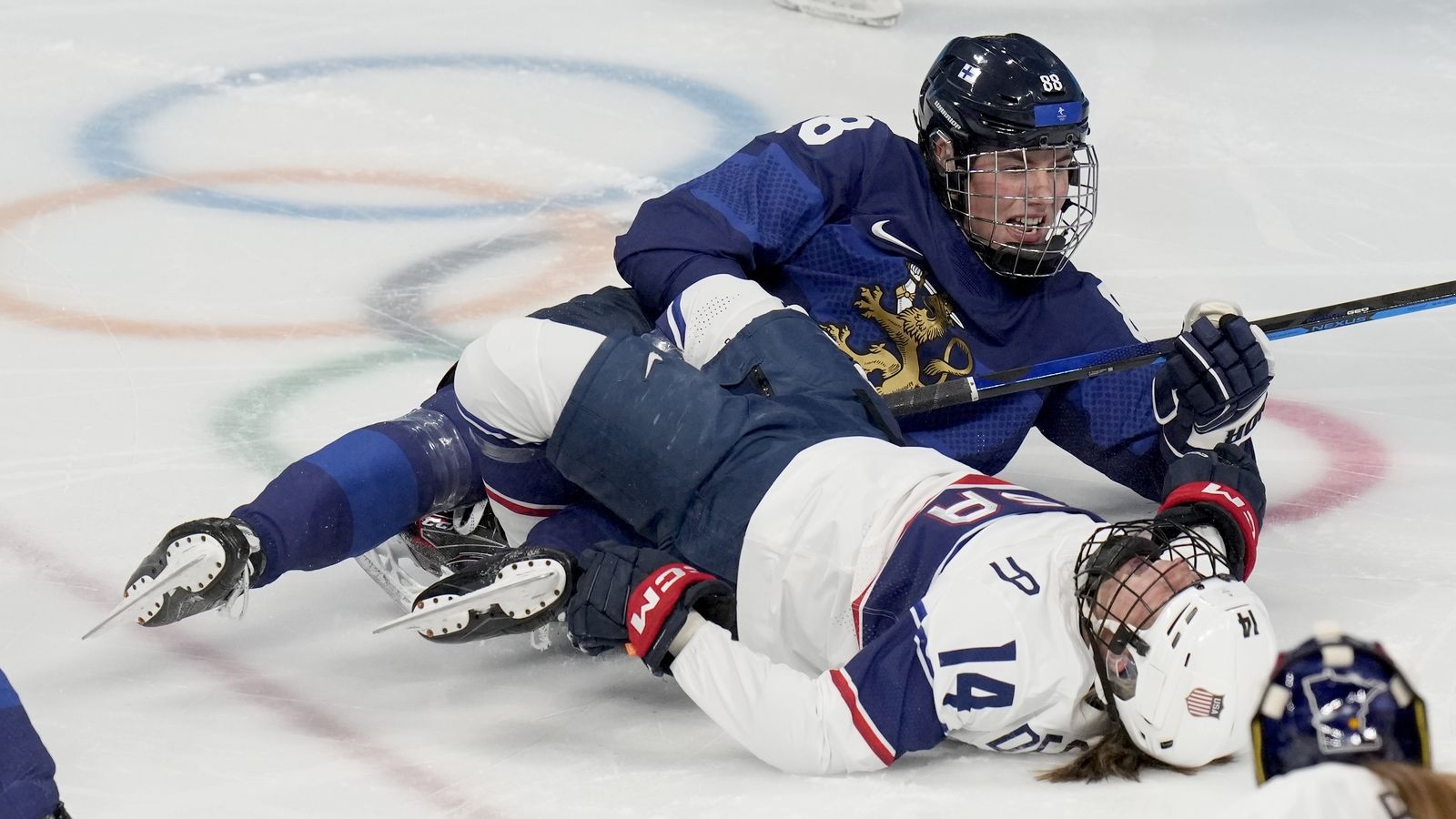 Juegos Olímpicos Beijing 2022: Dramática escena en el hockey femenil por la lesión de una competidora