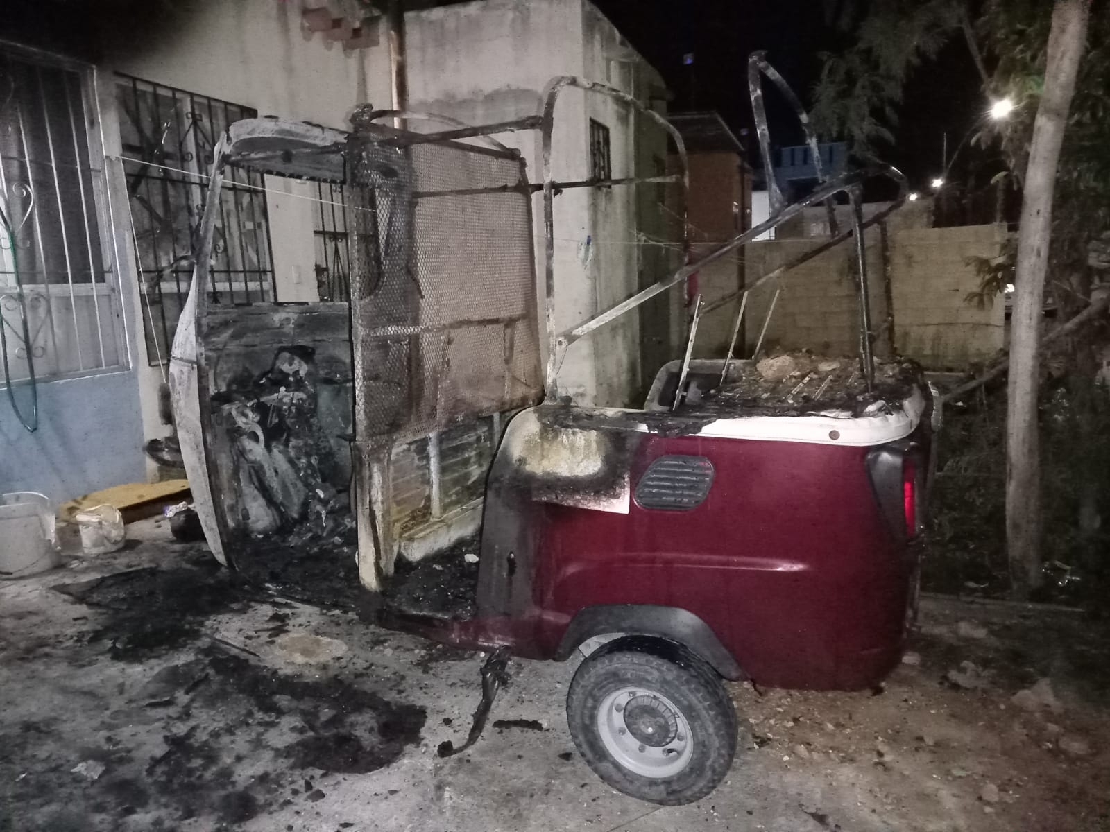 El mototaxi estaba estacionado dentro del patio de una vivienda del fraccionamiento Villas del Mar, cuando fue incendiado