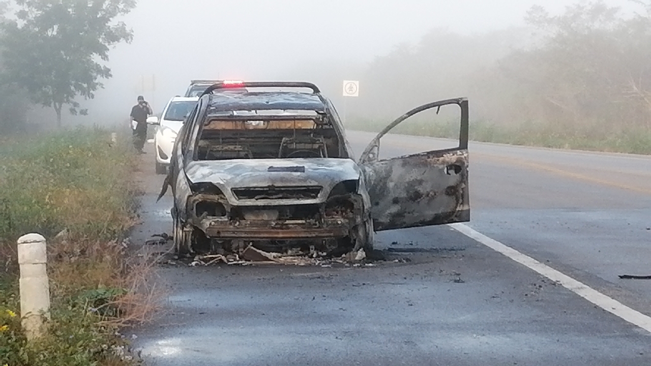 Camioneta queda en chatarra tras incendio sobre la carretera Mérida-Tizimín
