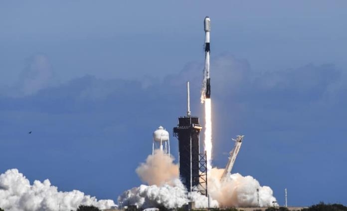 El grupo de satélites, cada uno de ellos de más de un cuarto de tonelada de peso, viajaron dentro del carenado de un cohete Falcon 9.