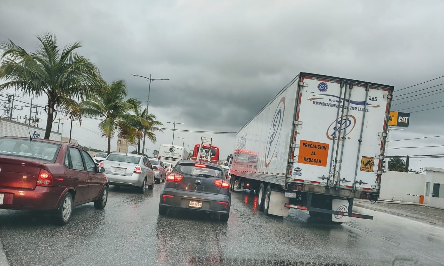 Se registra tráfico vehicular en el Boulevard Colosio de Cancún