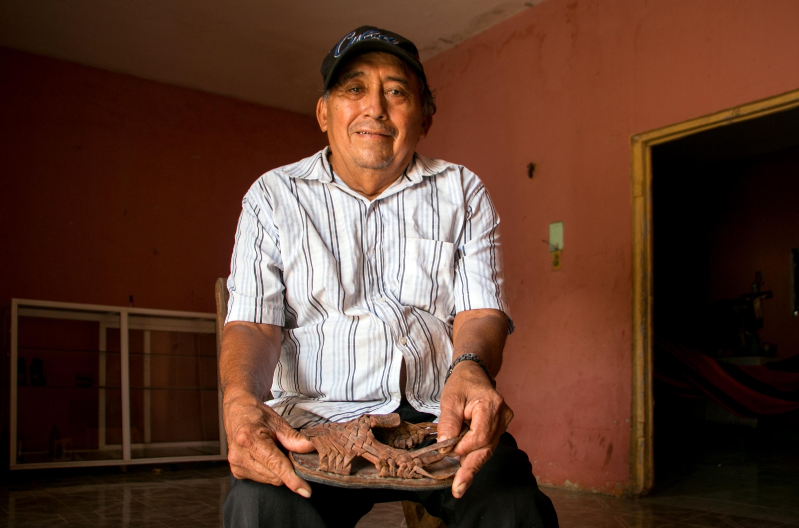 Elaboración de huaraches, oficio que continúa en Teabo, Yucatán
