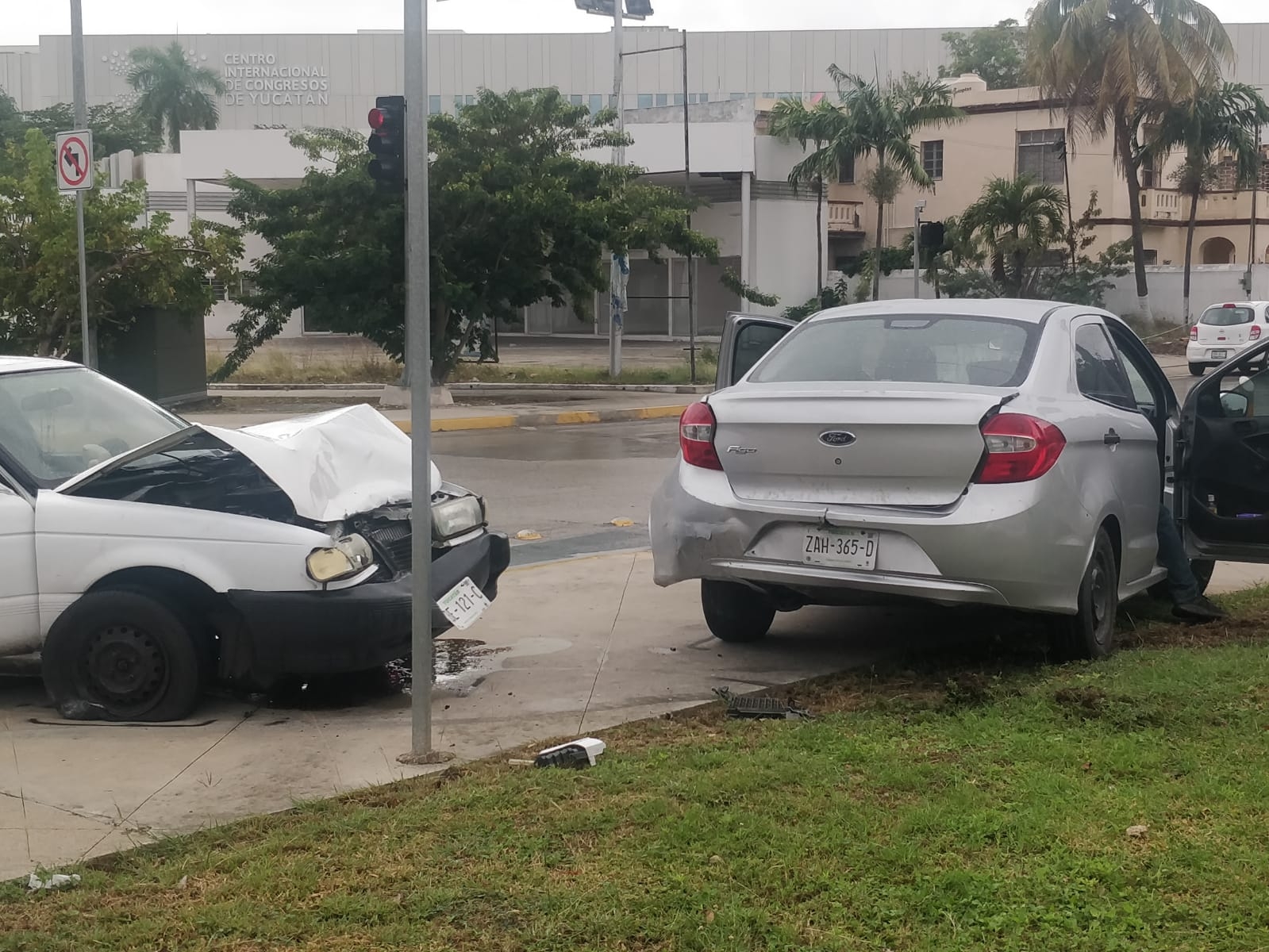 Automovilista se estrella contra otro en Mérida; derrapan por el suelo mojado