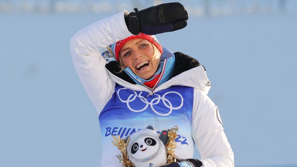 Therese Johaug celebra la medalla de oro en el esquiatlón 7.5 km + 7.5 km