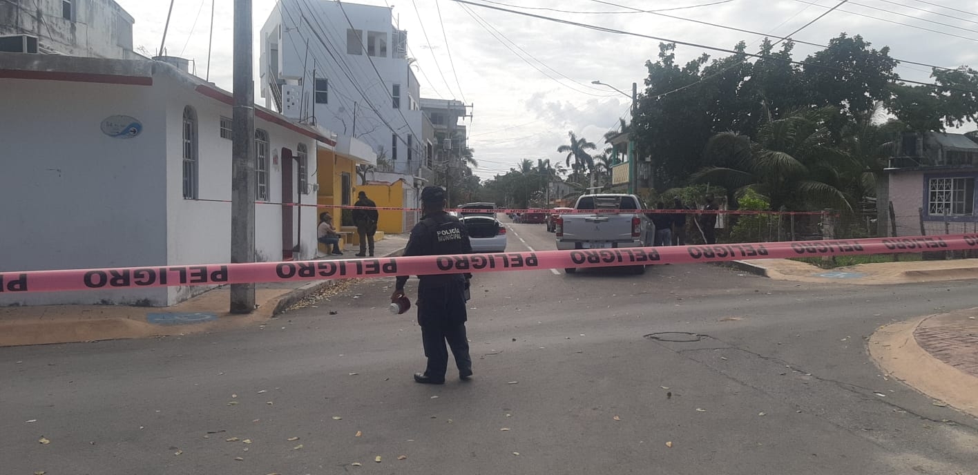 Las calles cercanas a la vivienda fueron cerradas como medida de seguridad mientras se hacía el cateo en Cozumel