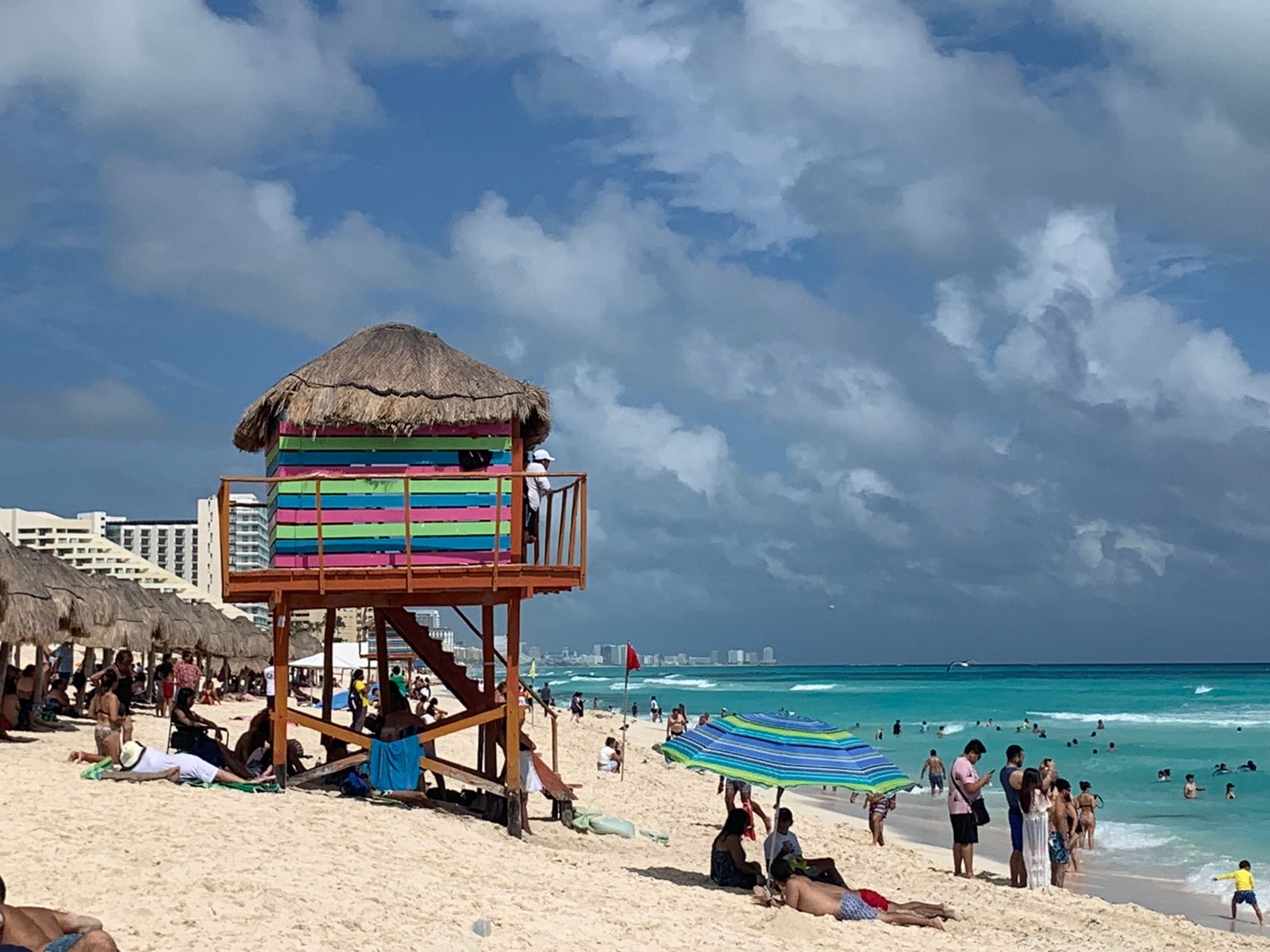 Ni el frió los detuvo: Turistas disfrutan de Playa Delfines en Cancún: VIDEO