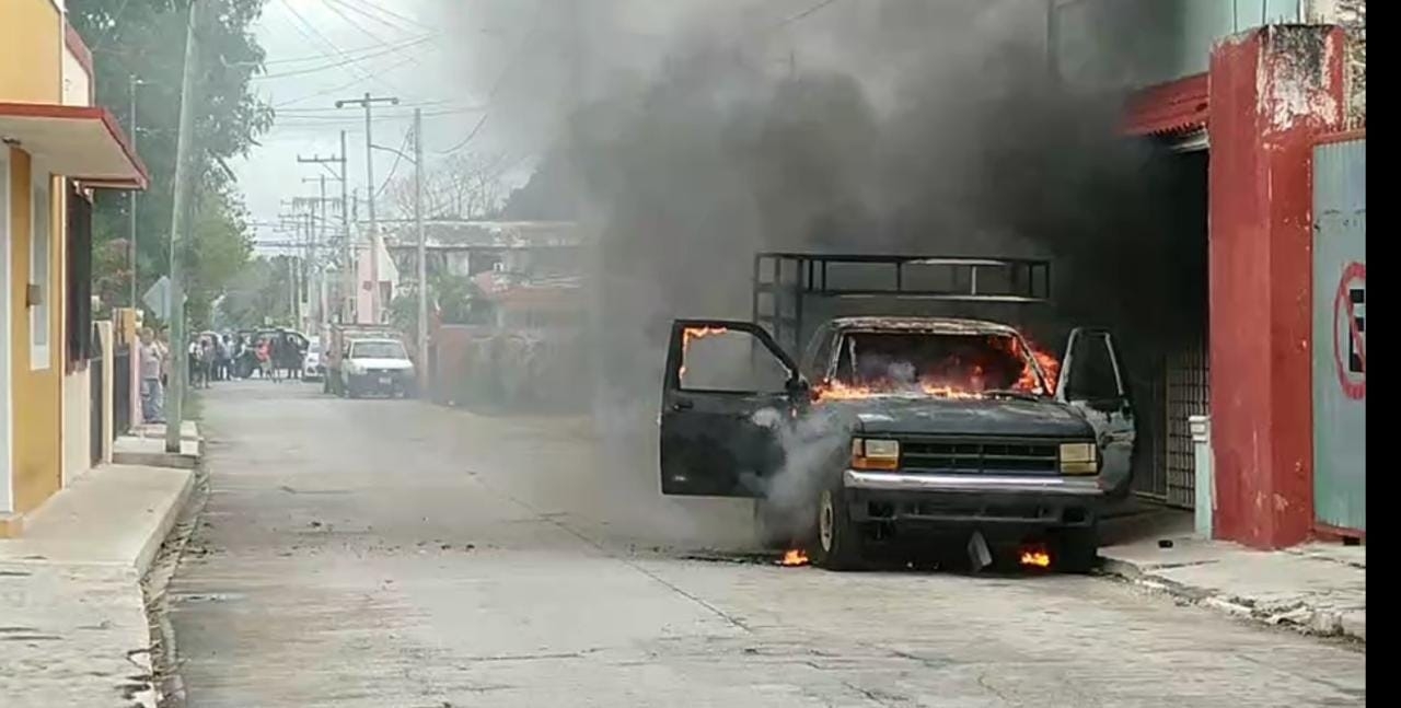 Camioneta queda calcinada tras incendiarse en Motul, Yucatán